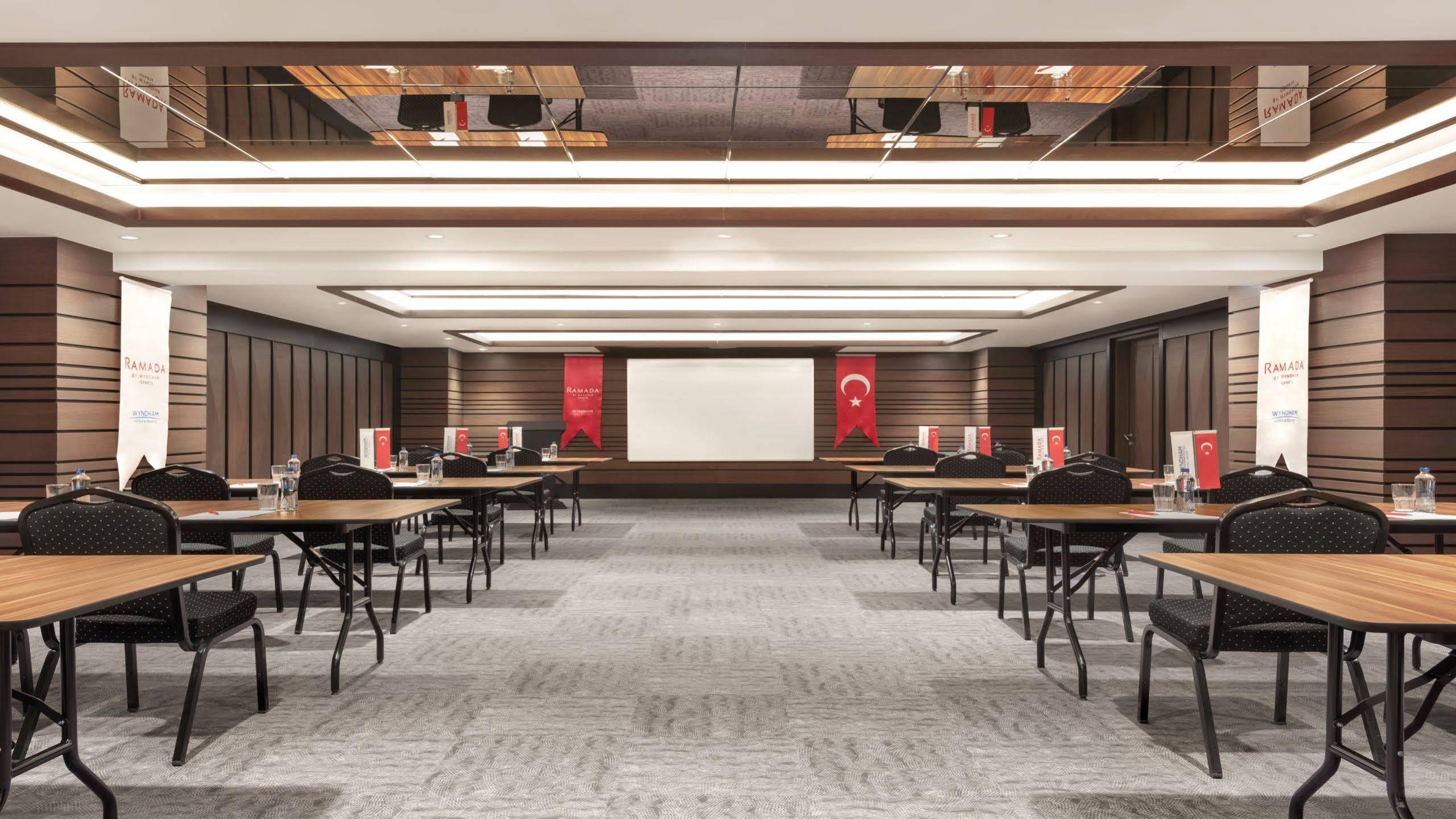 Ramada By Wyndham Isparta Esterno foto